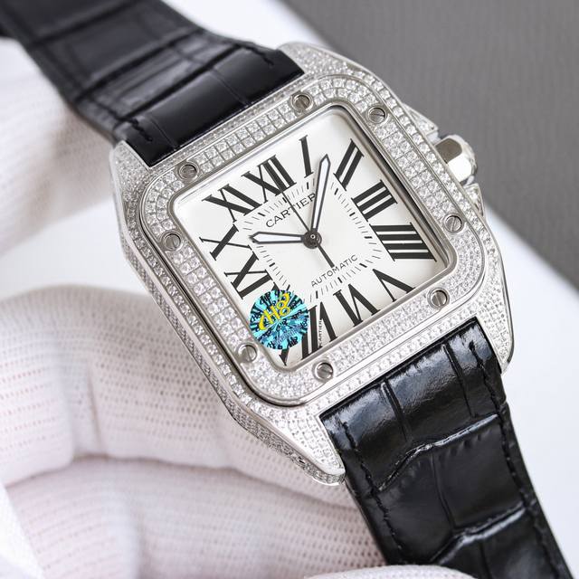 白钻 金钻650卡地亚山度士系列 男款100周年纪念版强势上市.尺寸51X41.3Mm方形 弧形字面和德国蓝宝石进口玻璃防刮花.316精钢钢带柔软性度强.也可塔