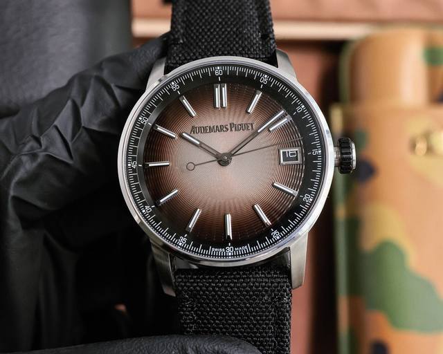 极具现代感的多面结构给爱彼Code 11.59的设计和技术带来无穷的可能性。 Ap爱彼Code 11.59 Ref. 15210Qt.Oo.A064Kb.01