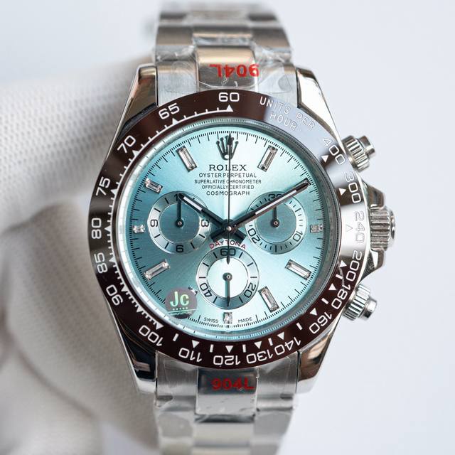 顶级版本宇宙计型迪通拿1 8腕表！ 原版开模，直径40毫采用7750机芯，这是一款稳定计时功能机芯，并且达到厚度与原装一致，完成完美的顶级！！ 另外外壳沿用90