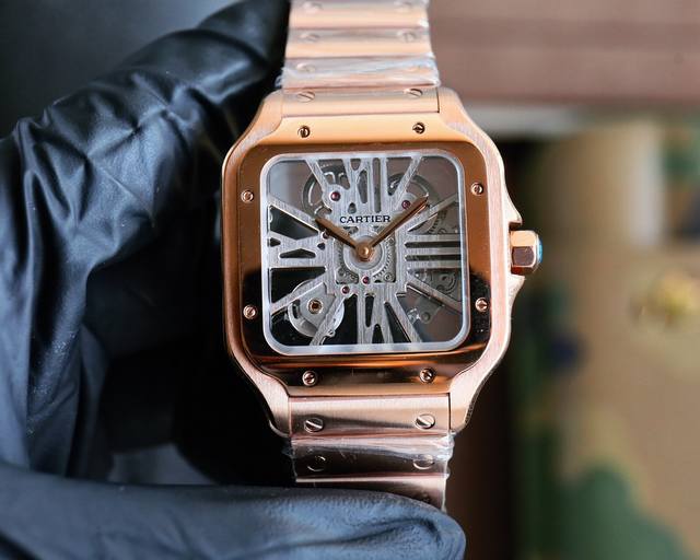 卡地亚山度士镂空系列 首发Tw打造最强1:1复刻 参数与正品同步 表径：39.8毫米 机芯：瑞士朗达4S20改制机械款机芯 表壳厚度：9.08毫米 表盘颜色：镂