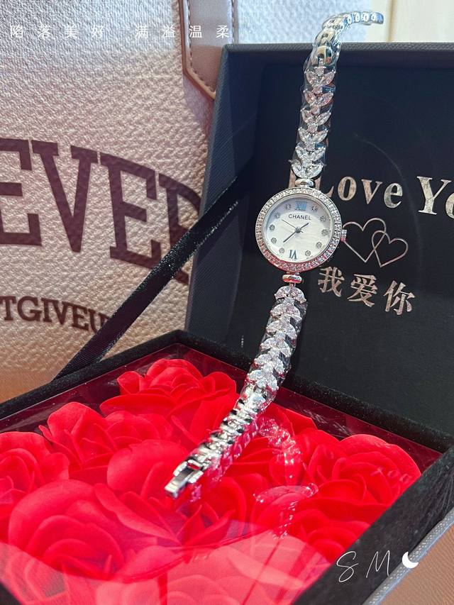 小红书爆款香奈儿镶钻鱼尾锆石巨闪，表盘渐变贝母面，做工精致很有质感，上手美爆了