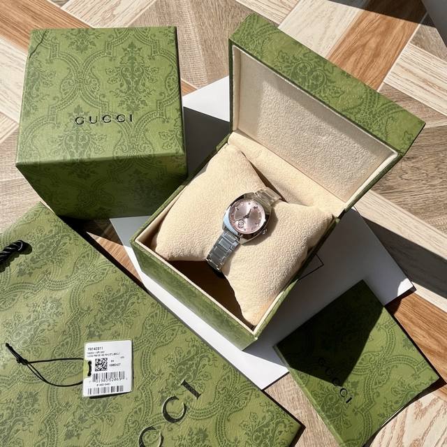 古驰Gucci Interlocking石英系列。表径29Mm，很有特点的是六点位的古驰Logo为小秒走时。表盘缀饰低调内敛的互扣式双G和Gucci字母标识，诠