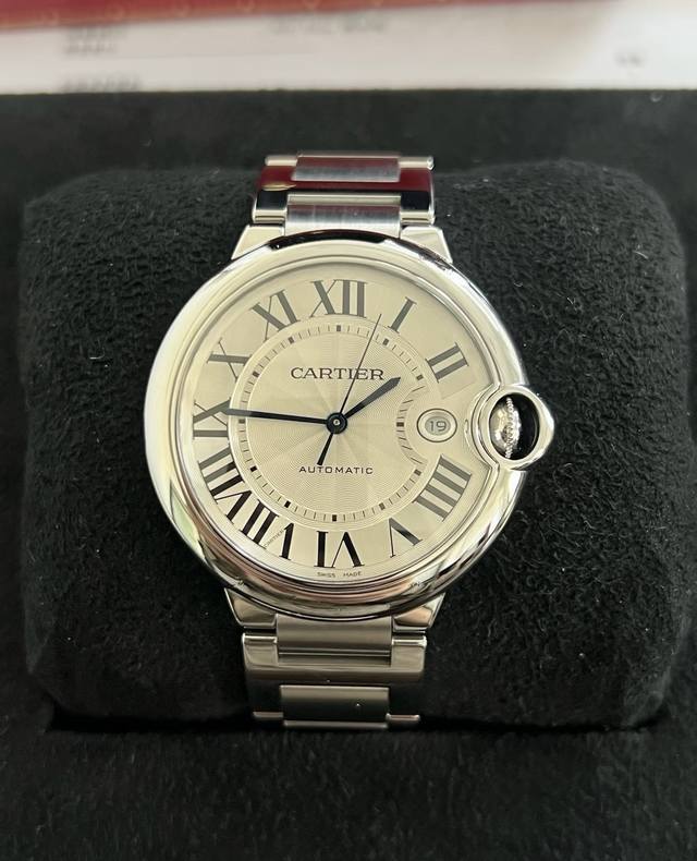 卡地亚蓝气球 Cartier Ballonbleu 原版开模 顶级 同步 类型：顶奢级男士自动机械腕表 镜面：镀膜镜面 指针：时，分，秒 表面：扭索纹银白字面