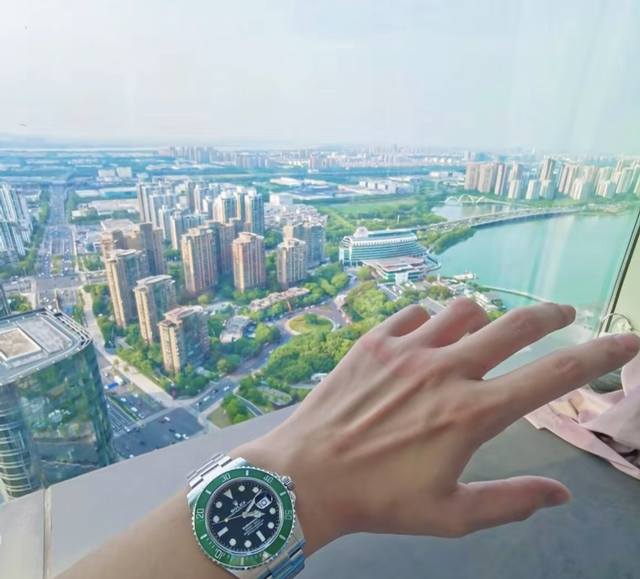 高品质 绿水鬼 机械机芯 精钢市场高版本 凭借买版、表径39Mm不断改进的钻研精神，特别是五大神器的业界认可，表径目前销量一直成上升趋势预定款式。 The Be