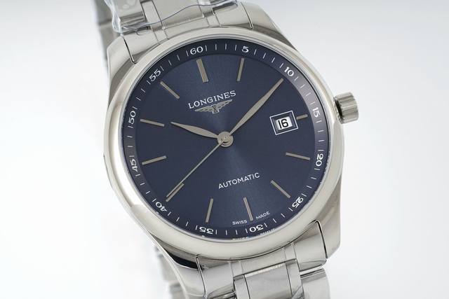 Af浪琴名匠系列，以极简美学承载时间的重量。 40Mm中号的名匠系列，适合大部分亚洲人的完美尺寸，对于各位男士来说具有莫大的吸引力。选用精钢材质打造的表壳，没有