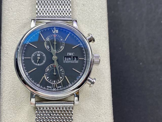 倾情演绎 Iwc万国波涛菲诺计时腕表 腕表尺寸42Mmx13.5Mm。完美同步，表壳以精钢材质打造，通过细致的抛光打磨之后呈现出细腻光泽，表耳弧度自然，与表壳完