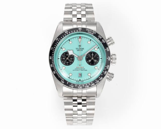新品帝舵 Tudor Black Bay Chrono系列是一款融合潜水表传统与赛车计时功能的混合型腕表，以其复古美学与现代技术著称。以下是该系列的主要特点及型