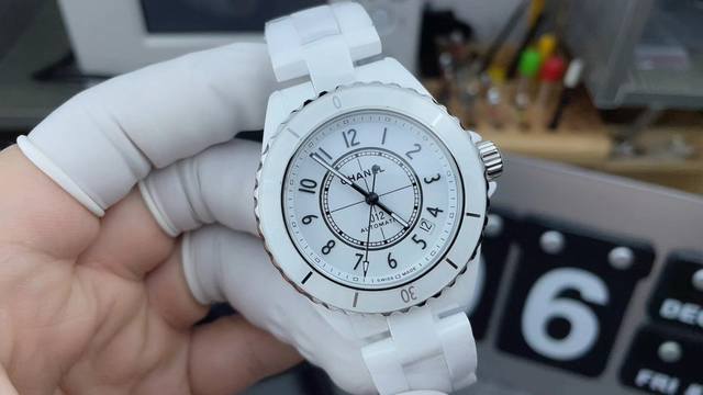 Ht超级陶瓷 新增款式 香奈儿J12系列33Mm瓷后盖女款腕表_H7990，采用与原版一致的高密度钢化陶瓷材质铸造而成，质地轻、抗磨损、不过敏 永不褪色，温润如