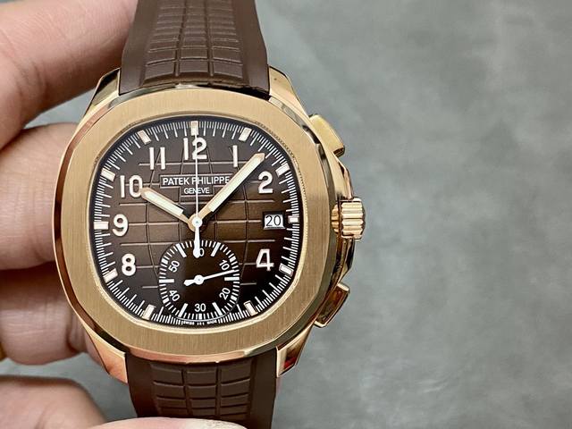 升级版 更薄 百达翡丽新款计时手雷 计时Aquanaut 5968A彩色盘面和彩色胶带，表盘中央的计时秒针、刻度和6点位的30分钟计时盘刻度、计时指针都是橘黄色