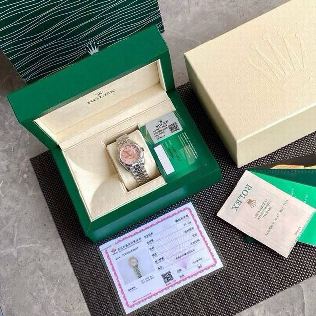 劳力士Rolex女款蚝式日志型腕表！年度最火的粉色字面表盘，镶嵌10颗Vs级别天然真钻时标！每一都中国Gtc权威机构出具的真钻证书！表盘尺寸31毫米。采用904