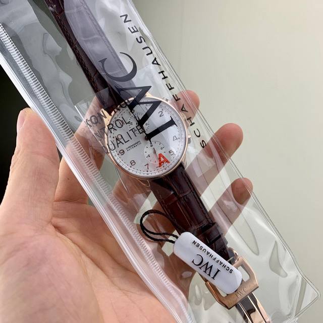 Iwc万国 葡萄牙系列 自动机械计时跑秒腕表 精钢拉丝表壳 直径厚度与一致40.912.3Mm 穹型高通透蓝宝石镜面 瑞士订制7750自动机械 校时精准 牛层牛