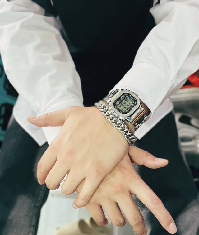 发货实拍，终于出货！卡西欧小金砖，金色Gmw-B5000D-1Jfb5000 35周年方块钢带表 采用了极为用心的抛光和打磨，显得质感非常高级。经典的G-Sho