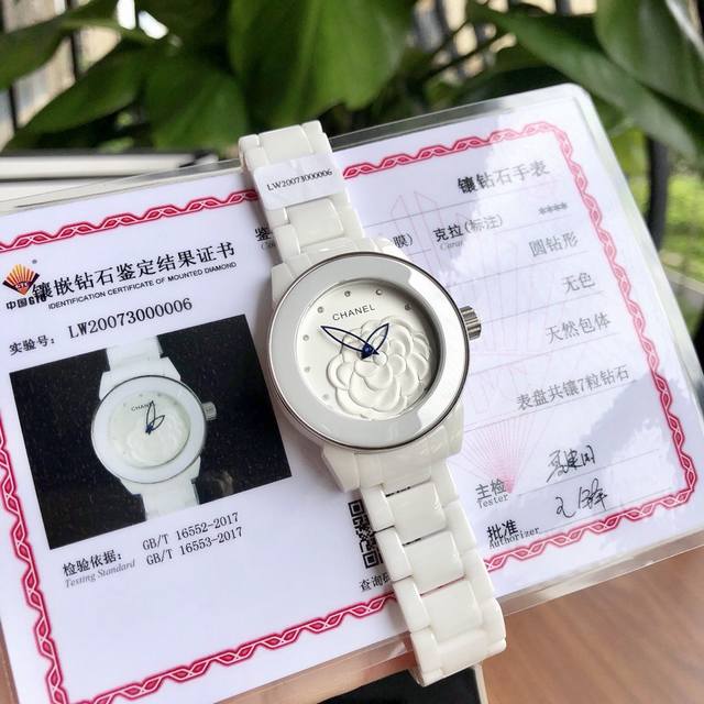 J12山茶花系列 ,重磅再现终于不负众望 拿到原厂渠道J12 ,它不仅是一款追逐流行的时装表，而是融合精密设计，传统制表工艺和经典审美的专业，打动我的，不仅是它