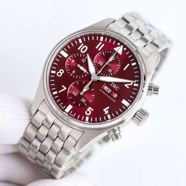Iwc 透底 万国飞行员系列Iw377701钢带款强势登场，精彩细节:1.原版开模 一比一复刻分段式小头粒 2.扣子对版 可伸缩 3.表带带节可快拆， 表带侧面