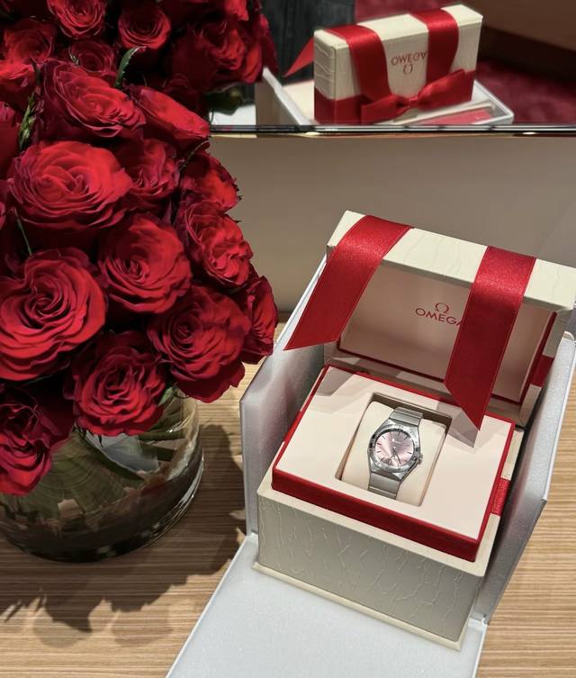 经典款式 永恒不变 满钻圈口，双鹰星座系列，采用高级石英机芯，蝴蝶双按表扣。 矿物质耐磨玻璃材质，表里如一 独具匠心！尺寸：28Mm