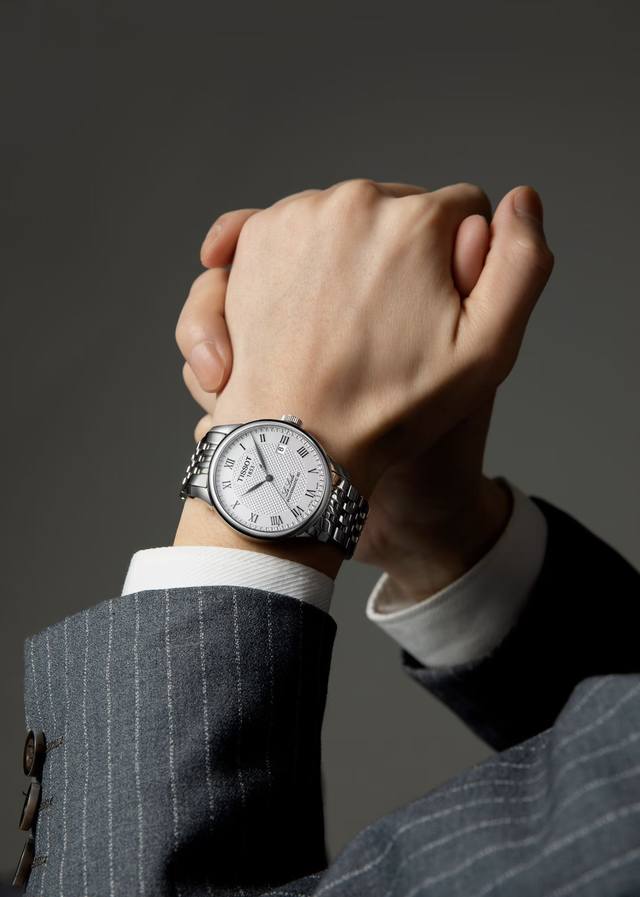 天梭-Tissot力洛克系列 类型：男士腕表 壳套：顶级版316精钢L 表带：进口小牛皮表带316L精钢表带 机芯：顶级自动机械 镜面：蓝宝石镜面 尺寸：直径4