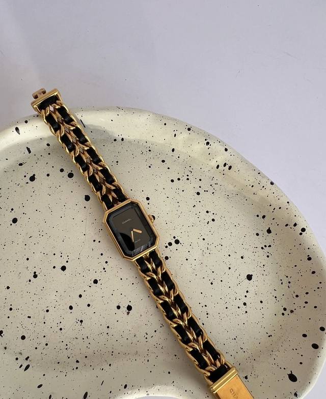 Premiere系列腕表！1987年灵感源自巴黎芳登广场的轮廓 中古方糖！表径26.1X20毫米，表壳材质精钢，漆面表盘、矿物质水晶玻璃，表冠镶嵌蛋面切割缟玛瑙