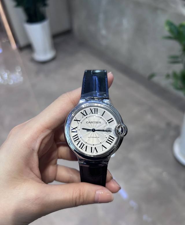 今天给大家种草一款绝美腕表！卡地亚蓝气球系列W69016Z4，自动机械机芯，精钢表壳搭配黑色鳄鱼皮表带，高级感直接拉满！42.1毫米的表盘大小很大气，戴上手立马