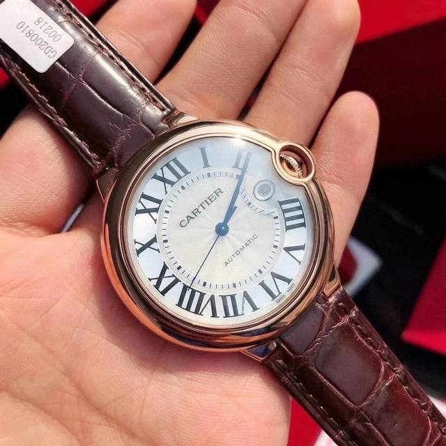 卡家18K金表 蓝气球系列男款42Mm机械到货机械机芯，鳄鱼皮表带 相比虽然高端，但好多人并不是很了解，所以可能因操作或常识性问题相比石英款会多出很多问题。利润