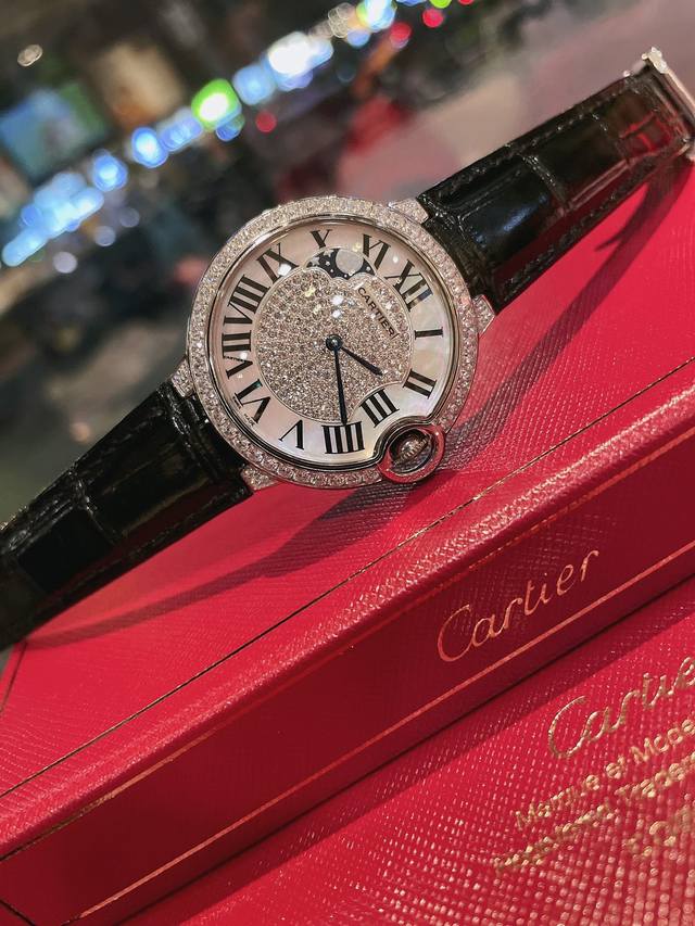 Ballon Bleu De Cartier卡地亚蓝气球腕表奢华系列，百搭尺寸36Mm，简约又别具品味，摒弃了现代盛行的繁复华丽的修饰，以简约重新诠释唯美，打造