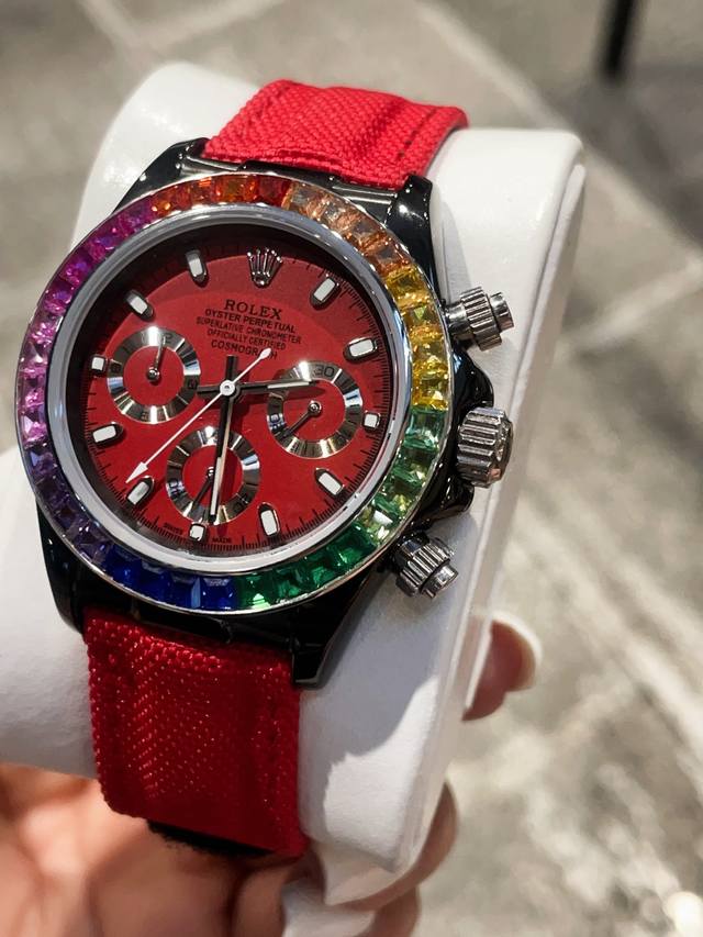 新品劳力士Rolex 迪通拿系列 316L精钢表壳 尺寸43Mm 矿物质镀膜玻璃耐磨 超强夜光 日本多功能计时石英机芯 进口橡胶表带 原装扣 爱不释手的劳力士迪