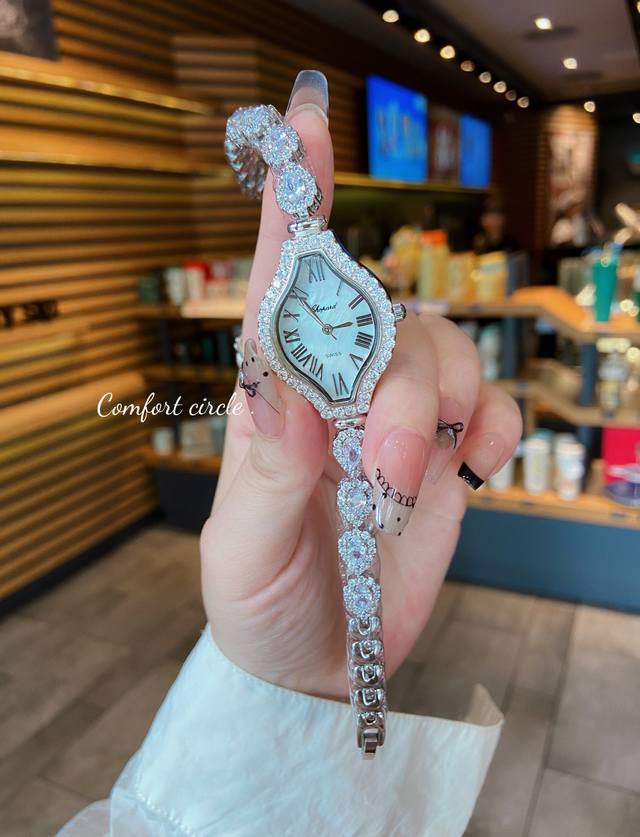 肖邦爆款 夏季新款 肖邦贵族少女腕表：精致奢华；整表采用镶嵌技术；精钢表壳：珍珠母贝；包镶流动透明水钻！壳直径22×29Mm 实拍 以创造艺术品的方式专注每一只