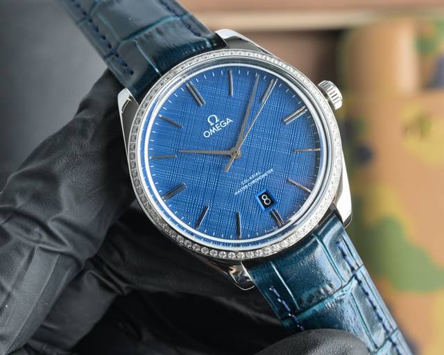 白壳 玫金 重磅推出Omega 欧米茄碟飞名典大三针系列手动机械 腕表 至臻天文台表径 40毫米，购入原版开模，历时14个月，整体表壳采用原装精钢材质打造，同步