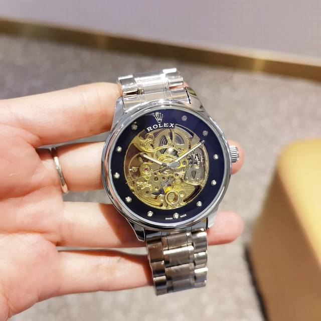 精钢表带十蝴蝶扣 白： ，全黑： ，劳力士一Rolex ，全自动雕花机芯，蕴含最优质的材料与一丝不苟的工艺！超强矿物质幻彩玻璃，真空电镀，精密防水，直径：43M