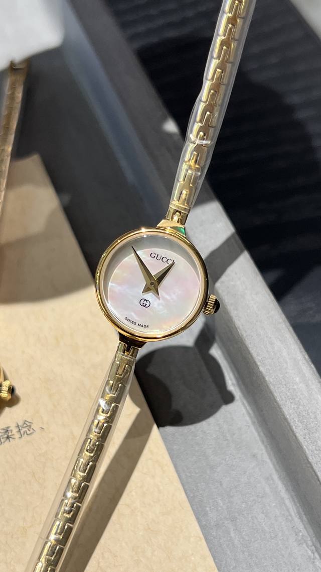 日本中古二手店淘回来的Gucci款！极其富有淑女范儿。配上及其简单的表盘，除去记录时间外别无其他功能，删繁就简，追忆简单生活。时尚就是一个轮回，现在正流行的也可