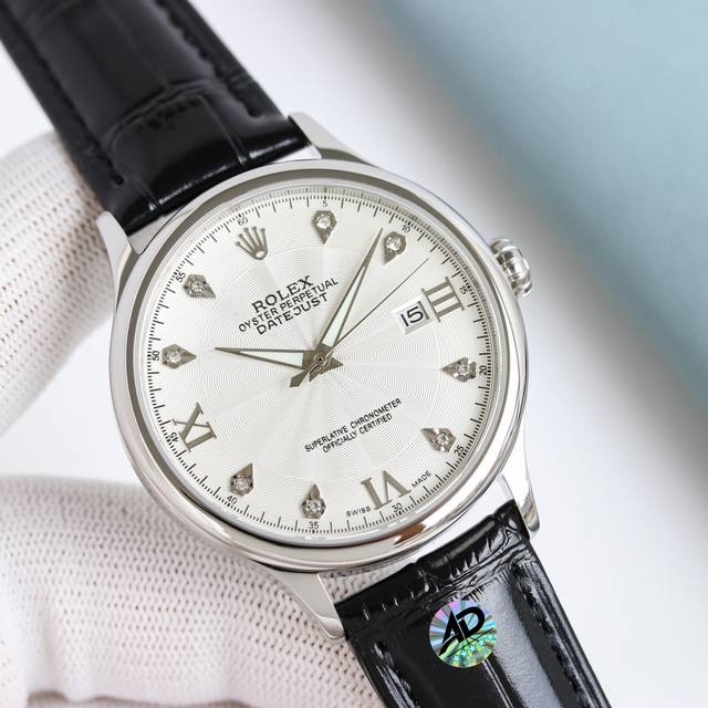 白 -金 新款劳力士商务腕表火爆上市！简雅大方，商务优选！该表搭载原装进口9015机芯！每小时振频28800次，性能稳定，零返修！表壳： 釆用316 精钢，蓝宝