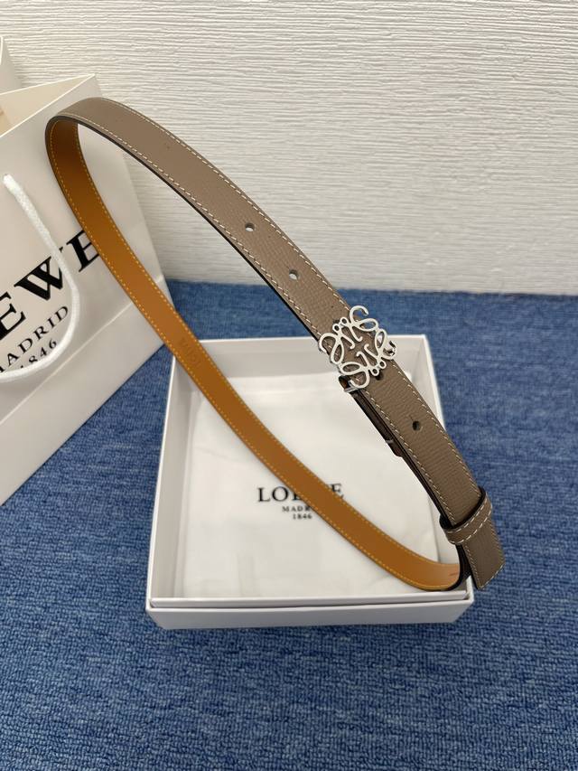 Loewe The latest belt from Loewe counters Made of smooth cowhide leather Belt de
