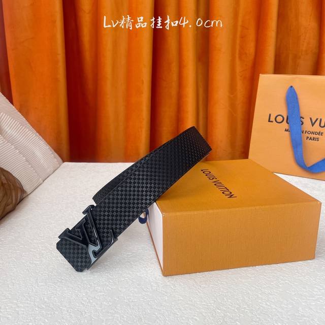 Louis Vuitton: Classic original quality, classic embossed on one side and plain