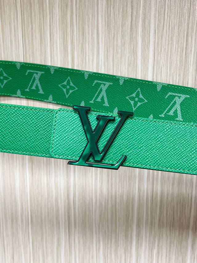New for the season, the 40mm reversible belt features a soft green swastika on