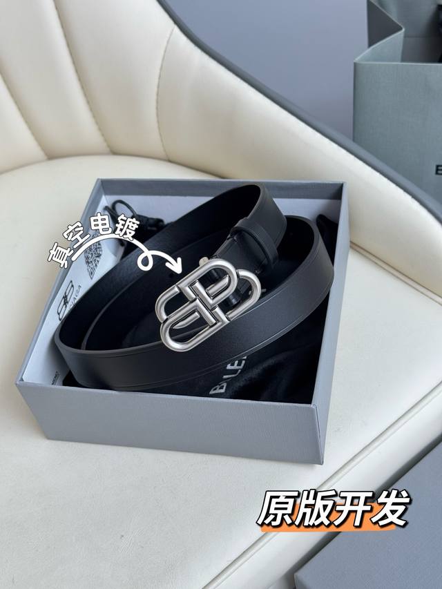 Balenciaga Width 2.5cm It is a French luxury brand and one of the most influent