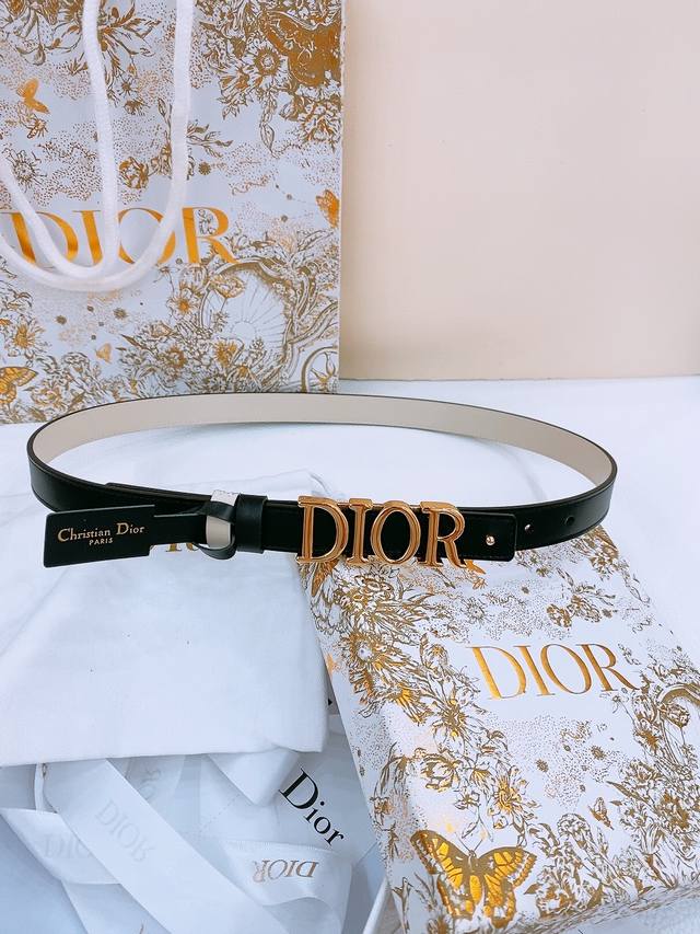 Dior The D-Dream belt is crafted from smooth cowhide leather and features a shin