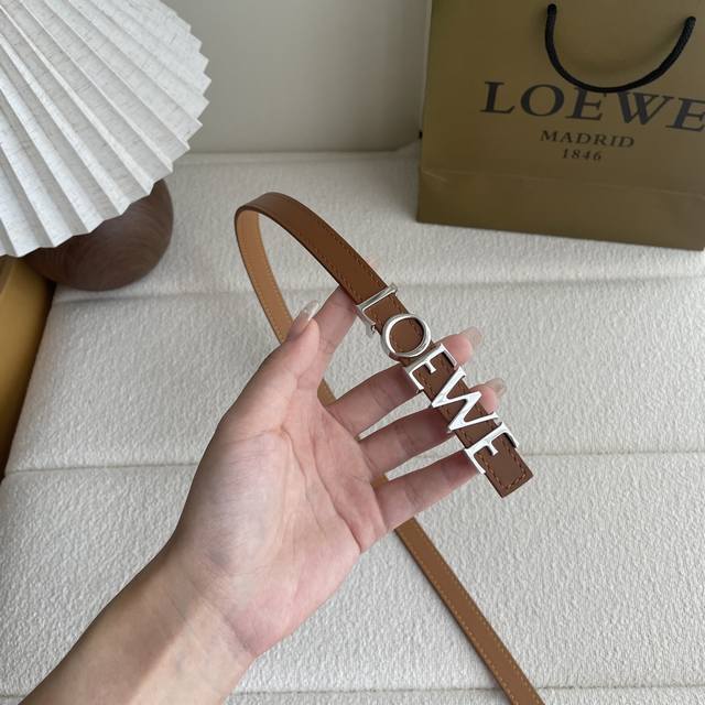 Loewe's new smooth cowhide leather belt, decorated with metal Loewe logo, 1.5cm
