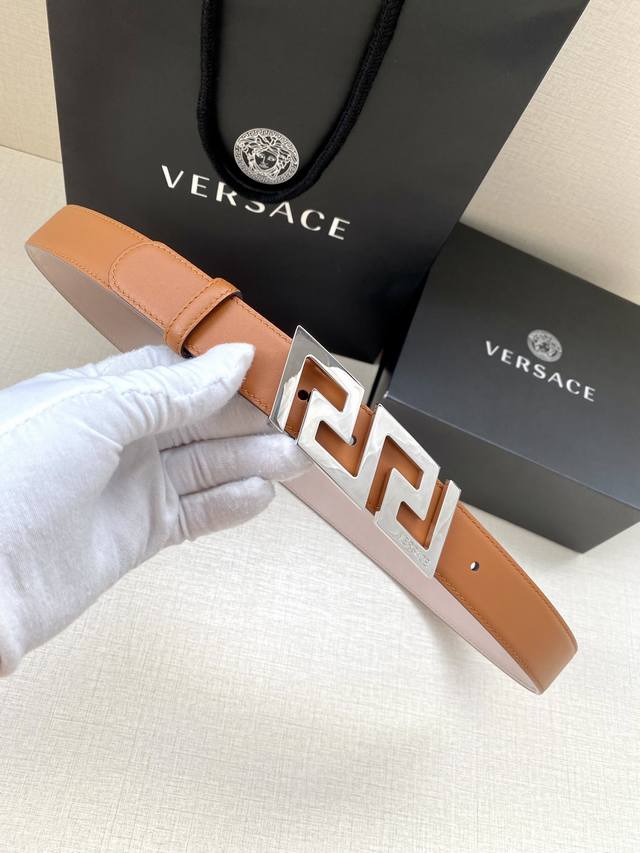 Versace Width 3.0Cm This belt is made of premium leather and is embellished with