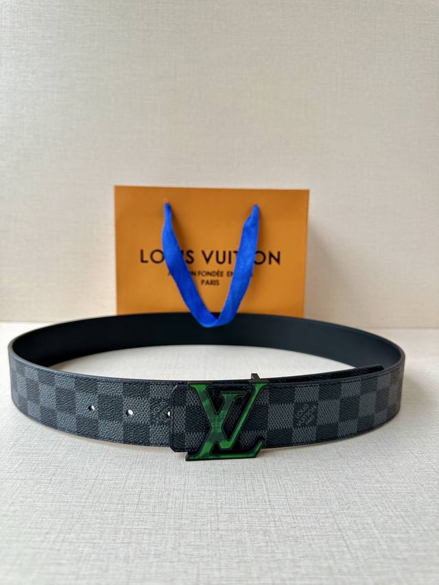 4.0 width This double-sided belt features the iconic Lv Initiales buckle with th