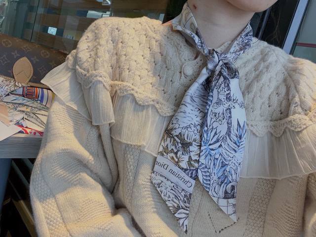 Dior's latest double-layer headband. It looks better and better the more you lo