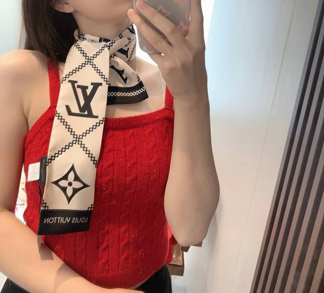 New arrival, Lv's main double-layer silk headband. Mixed counters, come to VIP