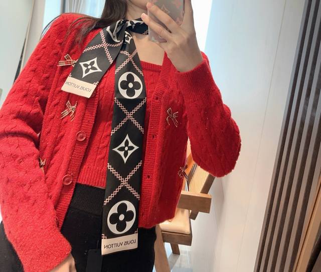 New arrival, Lv's main double-layer silk headband. Mixed counters, come to VIP