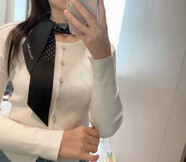 Dior Twilly scarf, Miss Classic style, slender shape, sharp corners at both ends