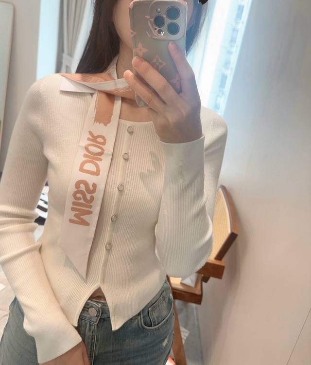 Dior's latest double-layer headband. It looks better and better the more you lo