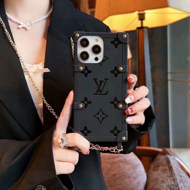 Lv official website synchronized new summer style, rivet chain mobile phone case