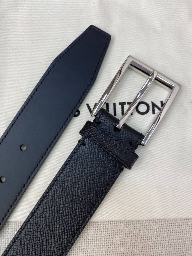 Lv classic series belt adopts Lv Logo metal ring design, suitable for casual and