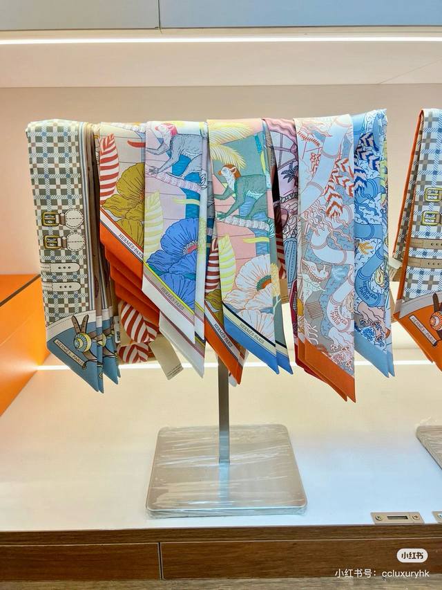 Hermes "Wonderland" Twilly scarf Twilly scarf 100% silk This small silk accesso