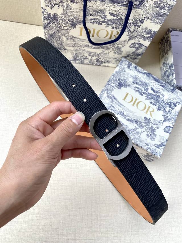 Width 3.5Cm This Dior belt buckle features the "Cd" logo and is crafted from met