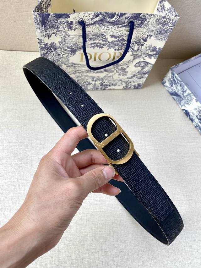 Width 3.5Cm This Dior belt buckle features the "Cd" logo and is crafted in metal