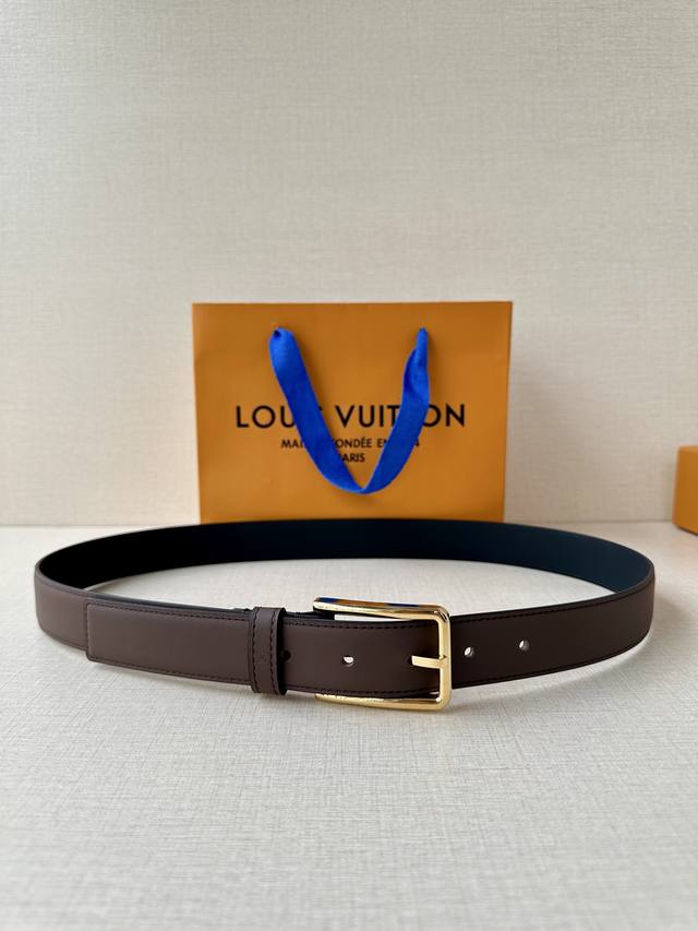 3.0 Wide Pont Neuf Slim Belt is made of deep leather to create a slim structure,