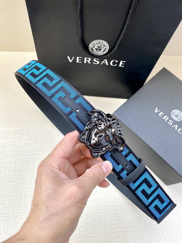Width 3.8cm Versace This satin belt is very casual in style and features the ico